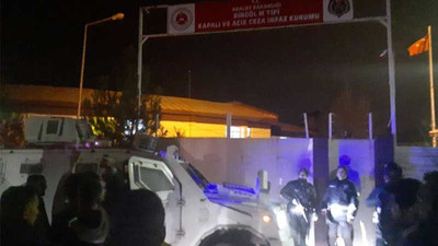 Cezaevi önünde protesto: Müdür istifa