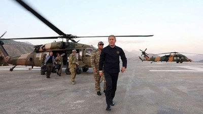 Savunma Bakanı Akar, komutanlarla birlikte Suriye sınırında