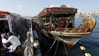 Eminönü'ndeki tekneler balık ekmek satmaya devam edecek