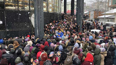 Mağaza açılışında indirim izdihamı: İnsanlar birbirlerini yiyorlar