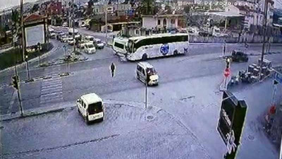 Kırmızı ışıkta geçen otobüs, öğrenci servisine çarptı