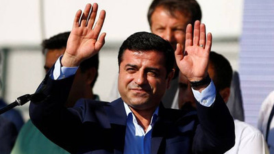 'Korkudan küçük dillerini yutmuş gibiler'