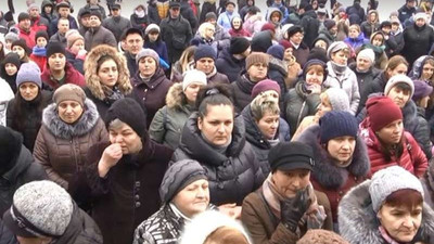 Ukraynalılar hastaneler önünde barikat kurdu: Virüslüleri getirmeyin