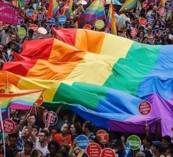 Saçı pembe diye alınan Mika, geri gönderme merkezini anlattı: Üç kişi şampuan içti kurtulmak için