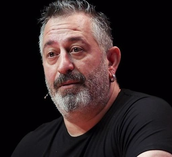 Cem Yılmaz'dan depremzedelerle dayanışmaya övgü: İnsanın iyisi çok başkaymış
