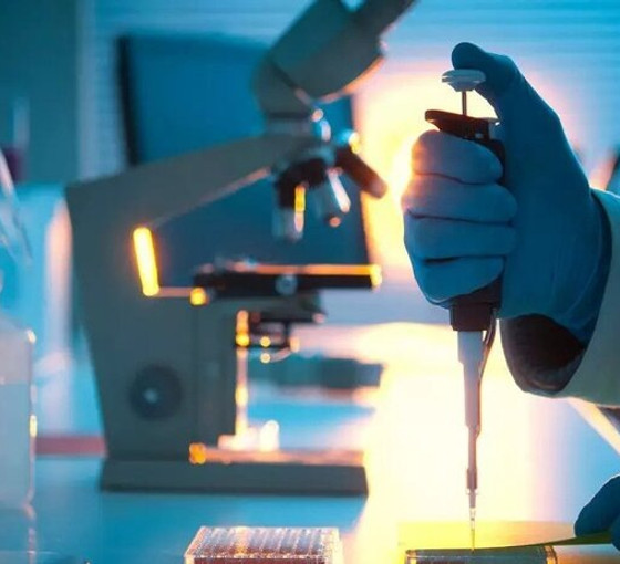Covid-19 pandemisi: 'Eris' vakaları artışta, yeni aşı yolda