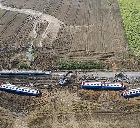 Özgür Özel, Çorlu Tren Katliamı'nda ölenleri andı: Kamu görevlileri yargılamaya dahil edilene kadar...