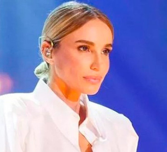 Gülşen Halk TV'nin yardım yayınında depremzedeler için bağış yaptı