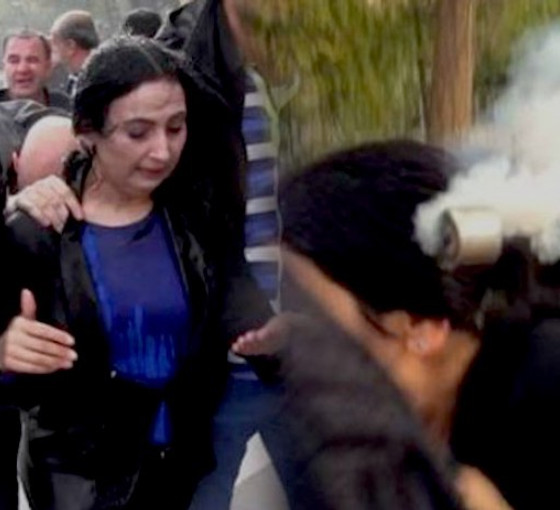 Yüksekdağ ve altı eski vekilin 'direnmek'ten yargılandığı dava duruşması ertelendi