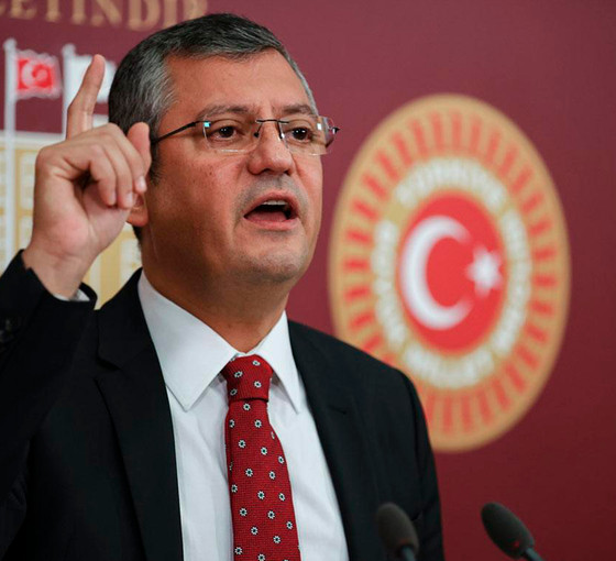 CHP'li Özel: Tükürdüğü suratı yalıyor, ittirdiği eli tutuyor