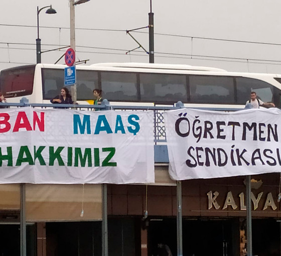 Galata Köprüsü'nde öğretmen eylemi: 'Taban Maaş Hakkımız'