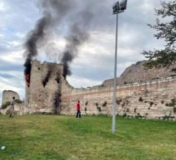 İstanbul'un tarihi surlarında yangın çıktı