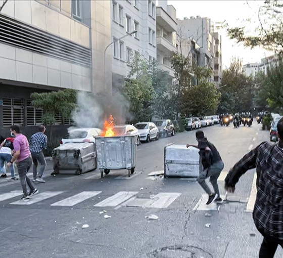 İran'ın en prestijli üniversitesinde polis öğrencilerle çatıştı