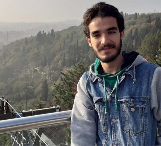 Ve üniversiteli genç mapustayken, öğrenmeye devam etme inadı üzerine