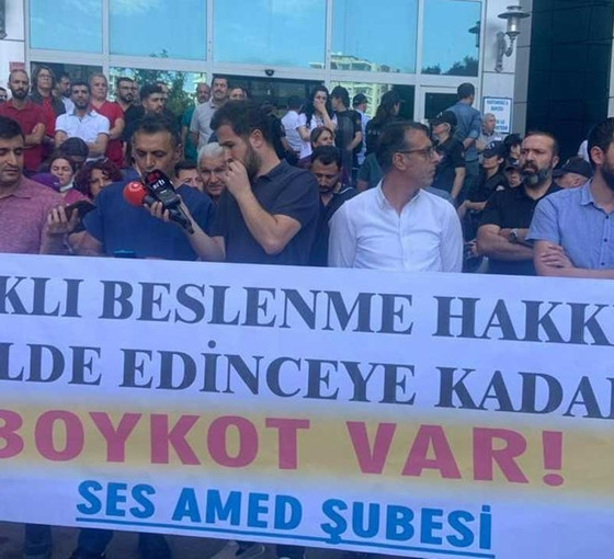 Diyarbakır'da yemek boykotu yapan sağlıkçılara silahlı saldırı