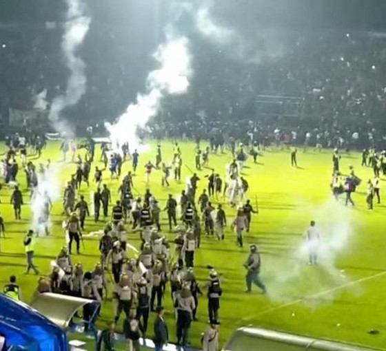 Endonezya'da futbol maçındaki izdiham sonrası polise soruşturma başlatıldı