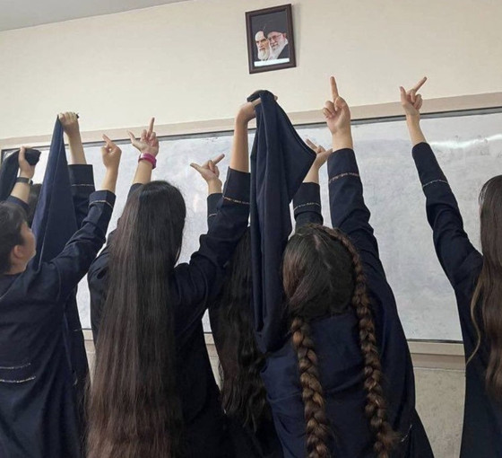 İran'daki eylemlere başörtülerini çıkaran liseli öğrenciler de katıldı