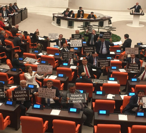 CHP'li vekiller 'sansür yasasını' pankartlarla protesto etti