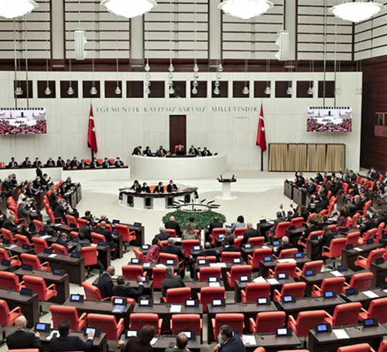 KYK yurduna yerleştirilemeyen öğrencilere barınma desteği verilmesi önerisi, AKP ve MHP oylarıyla reddedildi