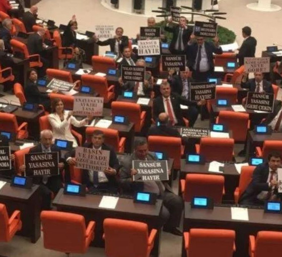 Hukukçu Altıparmak: Sansür yasası ile Twitter kapanabilir