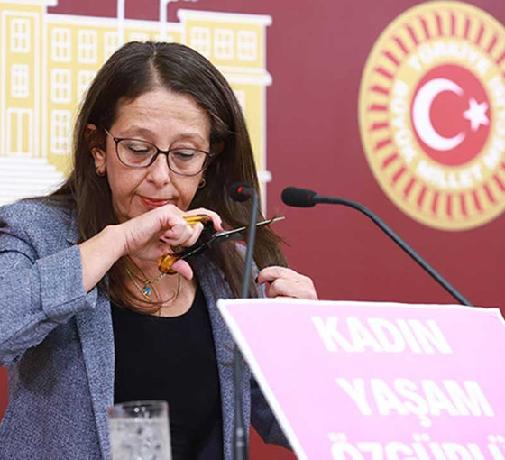 HDP'li Ersoy, İranlı kadınlara destek için Meclis'te saçlarını kesti
