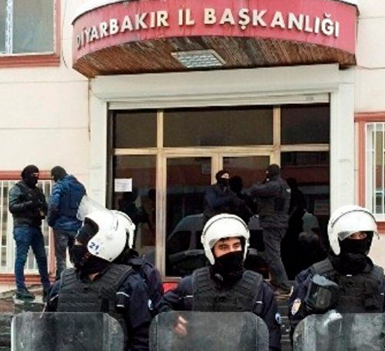 HDP'nin Diyarbakır il binası mühürlendi