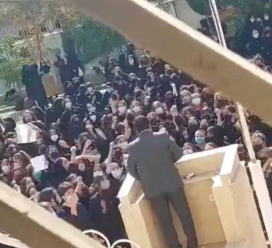 İranlı liseli öğrencilerden okula gelen Besic üyesine: Defol git!