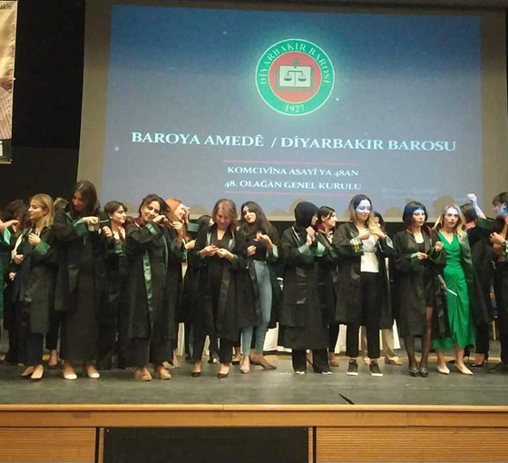 Diyarbakır’da kadın avukatlar Amini için saçlarını kesti
