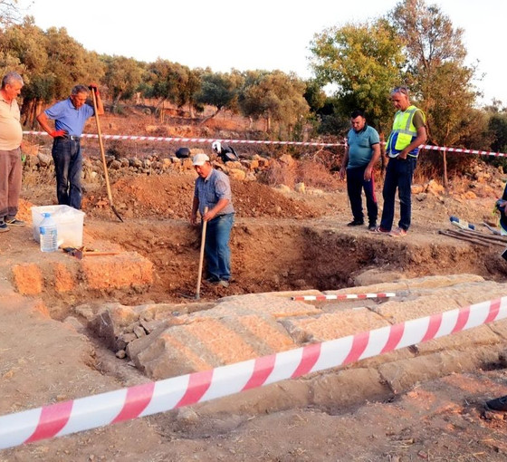 Milas'ta çiftçinin traktörüne 2400 yıllık anıt mezar takıldı