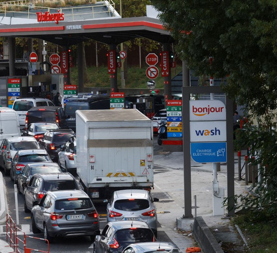 Fransa'da akaryakıt sıkıntısı büyüyor: Sendika, Total'in şartlı teklifini reddetti