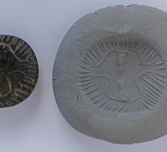 Domuztepe Höyüğü'nde bulunan 7.600 yıllık damga mühür çift hayvan başlı ve serpantin taşından üretilmiş