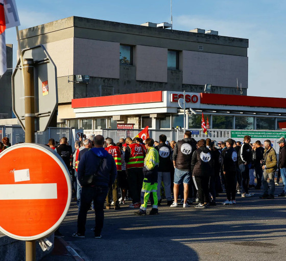 Fransa'da petrol işçileri pes etmiyor: Tehditlere rağmen grev sürecek