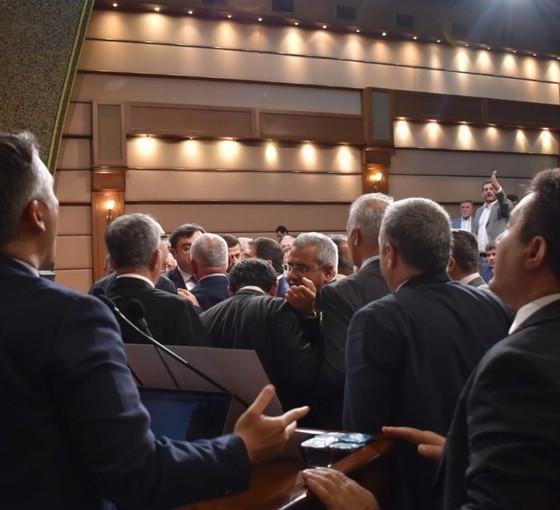 İYİ Partili Yıldız, İBB Meclisi'nde AKP'li üyelerin saldırısına uğradı