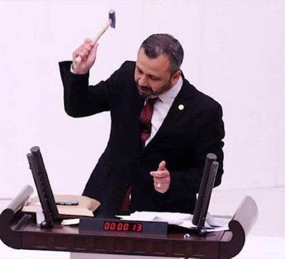 Sansür yasasına tepki: Kürsüde çekiçle telefonunu kırdı