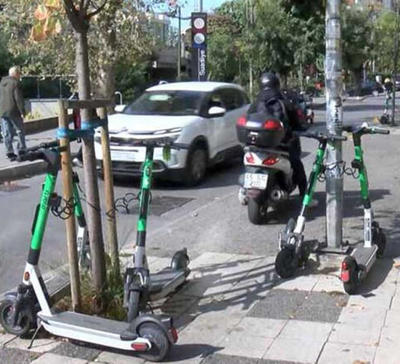 Kaldırıma park edilen skuterlar yayaları engelliyor