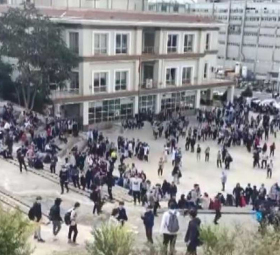 Başakşehir'de bir lisede yangın çıktı, öğrenciler tahliye edildi