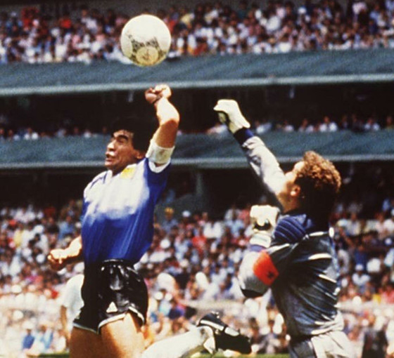 Maradona'nın 'Tanrı'nın Eli' golünü attığı top açık artırmada satılacak