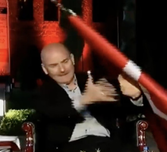 Süleyman Soylu'nun kafasına bayrak düştü