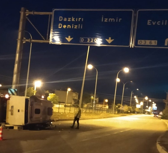 Denizlispor kafilesini taşıyan minibüs kaza yaptı, 12 kişi yaralandı