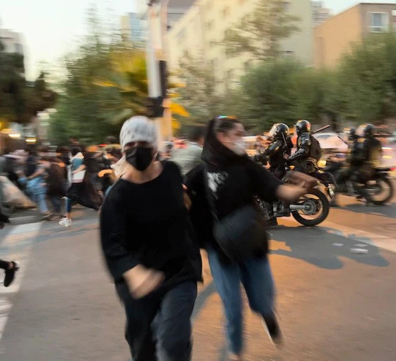 Polisin İranlı eylemciye cinsel saldırısı kamerada