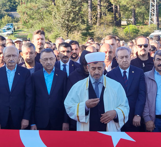 Kılıçdaroğlu ve Fuat Oktay madenci cenazesinde birlikte saf tuttu