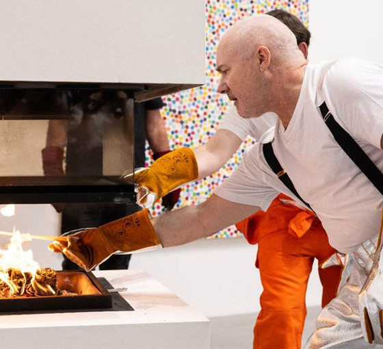 Damien Hirst, insanlar NFT'leri istediği için binlerce resmini yakmaya başladı