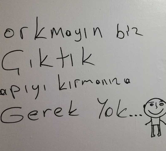 Tozkoparanlı çocuktan polise not: Korkmayın biz çıktık, kapıyı kırmanıza gerek yok