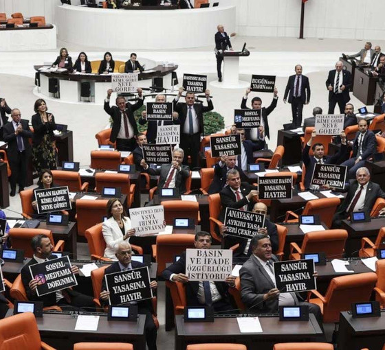 Sansür yasası uygulamada: Gazeteciler daha habere başlamadan engelleniyor