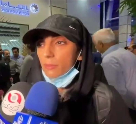 Tutuklanacağı iddia edilen İranlı sporcu Rekabi ülkesine döndü