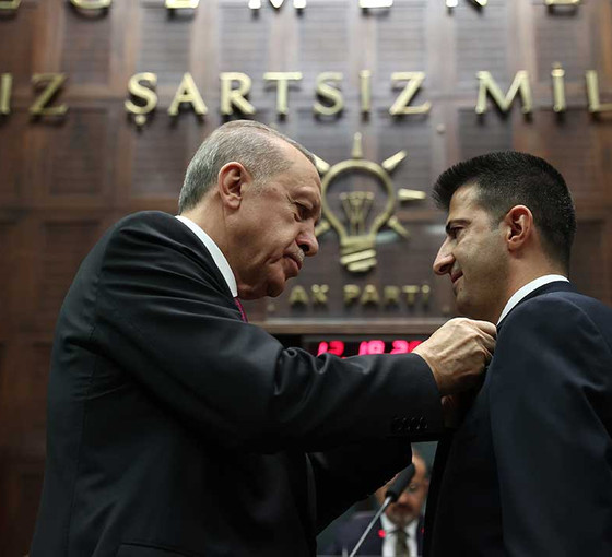 AKP'ye geçen Çelebi'ye rozetini Erdoğan taktı