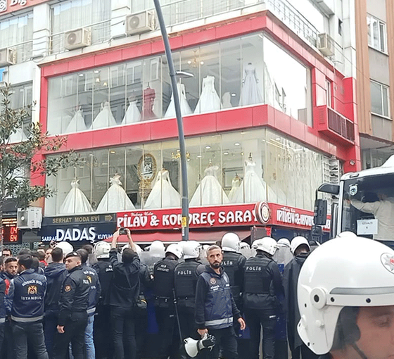 'Kimyasal silah suçtur' eylemine polis müdahalesi