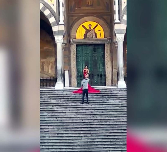 İtalya'da 'çıplak turist' krizi: Katedralin önündeki poza gözaltı