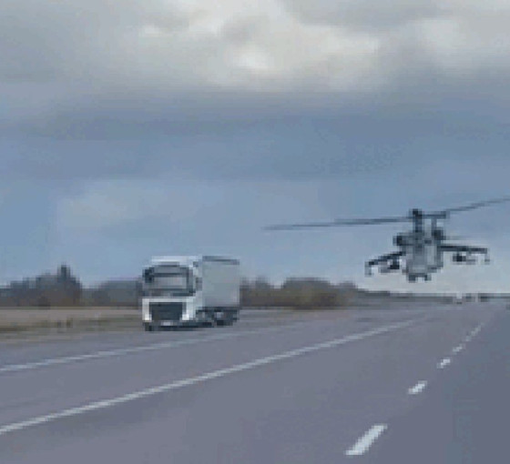 Ukrayna'da Mi-24 tipi bir savaş helikopteri otobana teğet geçti