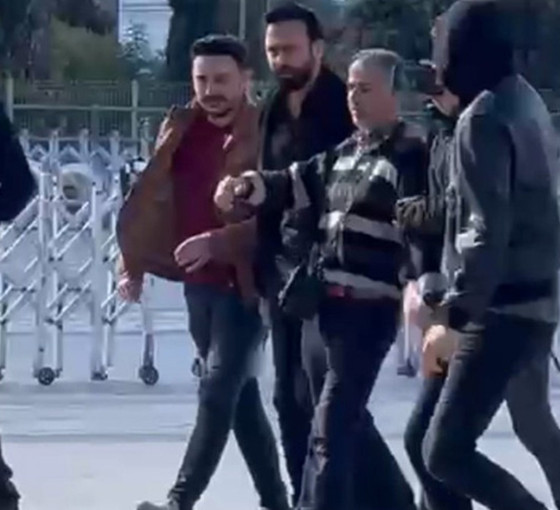 Adliye önünde ‘Erdoğan hırsız’ diye bağıran bir kişi gözaltına alındı
